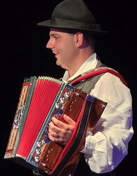 Pred dvema letoma so poplave uničile med drugim tudi diatonično harmoniko_Združeni v skupnem cilju so jo predali v roke njihovemu mentorju Miranu Murniku